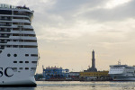 MSC Fantasia lirkar sig ut ur gamla hamnen
